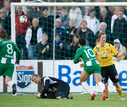 3-1, Charlie Davies överlistar Mattias Asper, målvakt,