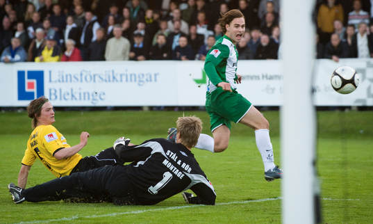 Nära 3-3, Simon Helg har friläge mot Mattias Asper, men