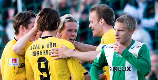 1-0 Adam Berner, som grattas, medan Emil Johansson depp