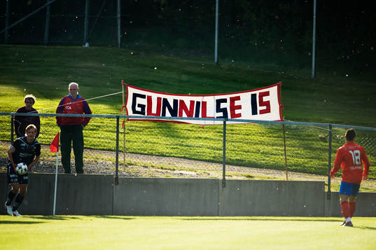 Gunnilse IS står det på en banderoll