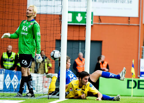 Denni Avdic, Elfsborg, har nickat in 4-0, Magnus Bahne,