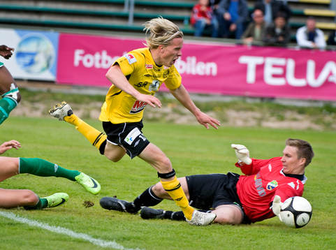 Adam Berner, Mjällby, fälls vilket resulterar i straff.
