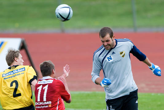 Joel Ringström, målvakt, Hässleholm, nickar undan