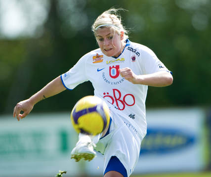 Sara Fröjdfeldt,  laddar för skott