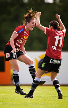Antonia Göransson jubel med Susanne Moberg. Glädje