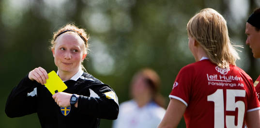 Linn Wikström, domare. Gult kort