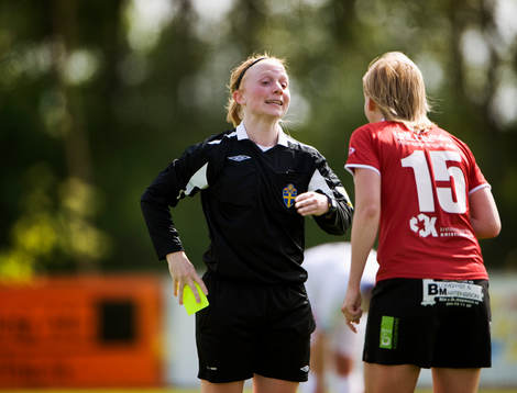 Linn Wikström, domare. Gult kort