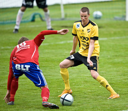 Peter Olsson försöker stoppa en Karlskrona-spelare