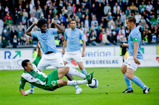 Charlie Davies, Hammarby faller framför Jimmy Dixon och