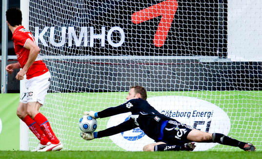 Kim Christensen, målvakt, IFK Göteborg, gör en räddning