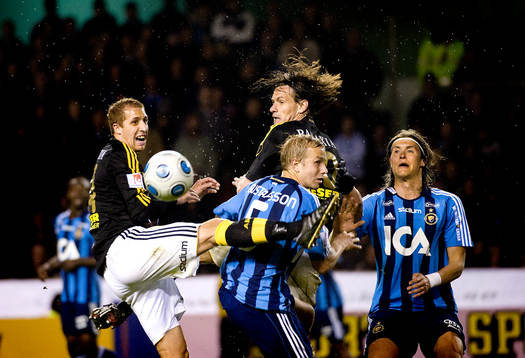 Kenny Pavey och Iván Obolo, AIK framför Petter
