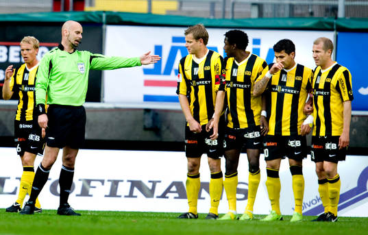 Stefan Johannesson, domare visar muren vart