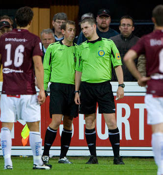 Martin Olsson, domare, i diskussion med assisterande domare