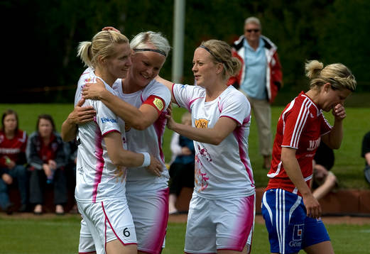 Maria Aronsson, Nilla Fischer och Dora Stefansdottir, jubel