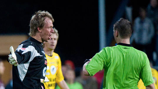 Mattias Asper, målvakt, Mjällby och domare, Martin Olsson