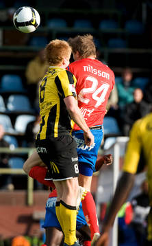 Josef Karlsson, Häcken, får en smäll och får utgå