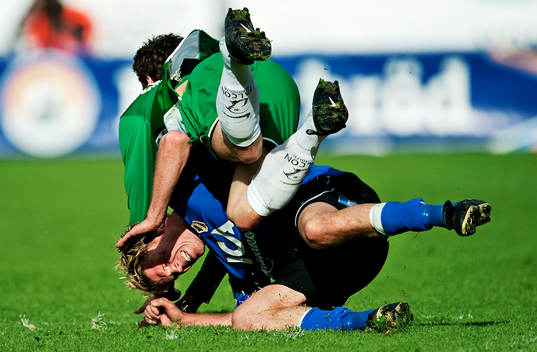 Carlos Gaete, Hammarby, flyger över Christian Järdler,