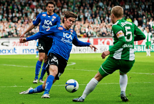 Emil Salomonsson, Halmstad, rensar undan bollen