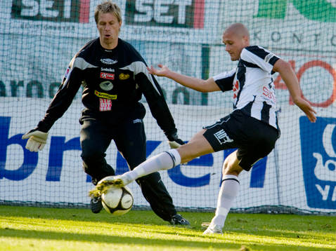 Mattias Asper, målvakt Mjällby och Pär Cederqvist,