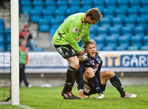 Bengt Andersson, målvakt hjälper Danny Ervik, Örgryte,
