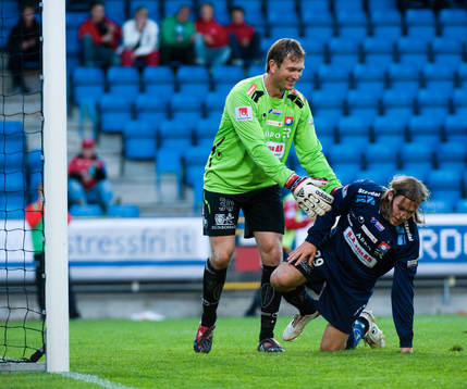 Danny Ervik har räddar Henrik Larsson skott på mållinjen