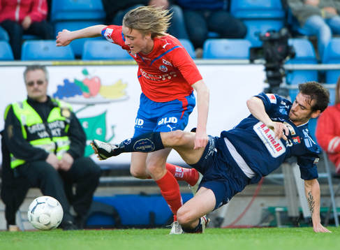 Rasmus Jönsson stoppas av Björn Anklev