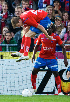 Marcus Nilsson hoppar högt och nickar bollen rakt ner i