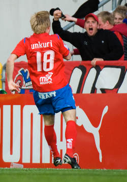 3-1, Mathias Unkari som grattas av fansen, jubel, supporter