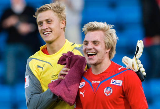 Mathias Unkari, inhoppare som gjorde 3-1, grattas av Pär
