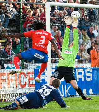 Adama Tambura passerar Dennis Jonsson, men Bengt Andersson,