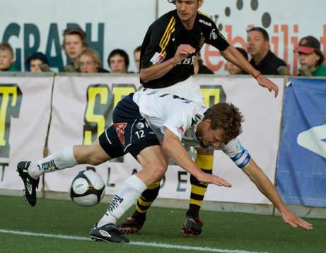 Daniel Bernhardsson, Gefle trycker ut bollen framför Ivan