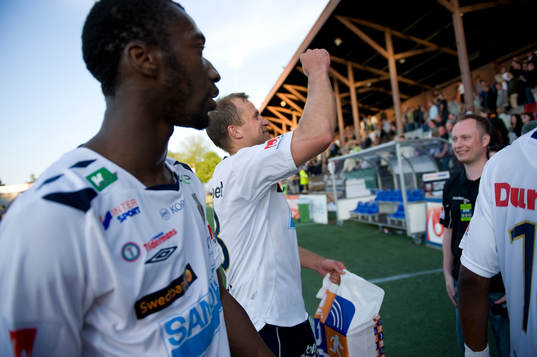 Hans Berggren,  jubel till supportrarna
