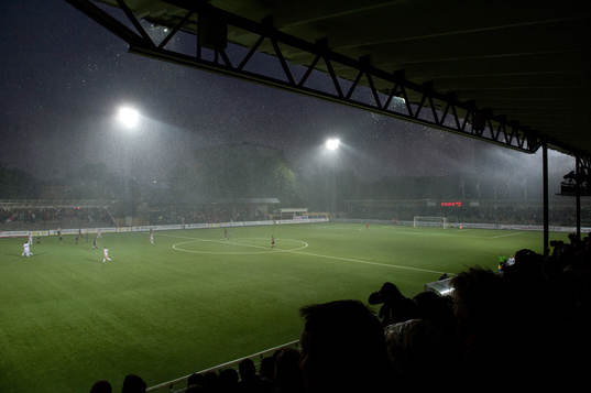 Ett häftigt regn drog över Malmö i slutet av matchen