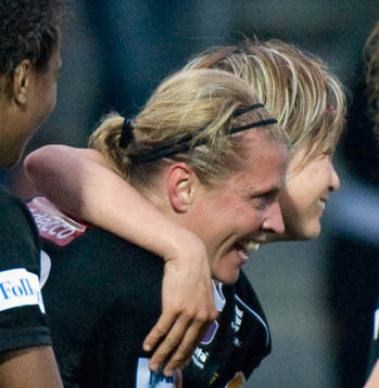 1-2, Karolina Westberg, som grattas av Mami Yamaguchi. Jubel