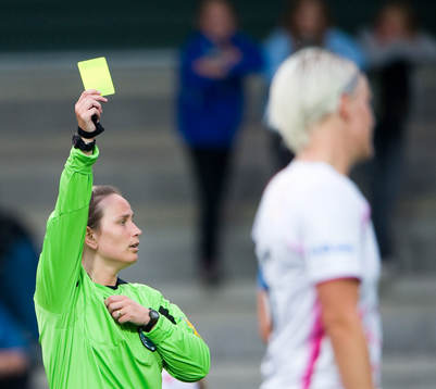 Linda Johannesson, domare, varnar Nilla Fischer. Gult kort,