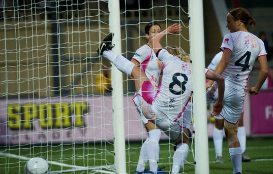 1-2, Karolina Westberg, Malmö-spelarna försöker avvärja