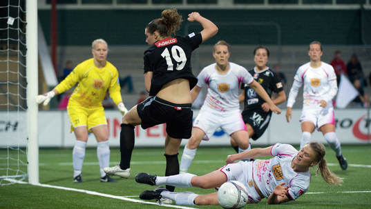Hörnan som gav 1-2, Ramona Bachmann, Umeå, tar sig fram