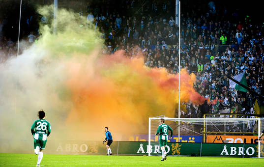 Hammarbyfansen tänder bengaler. Bengalisk eld, tifo,