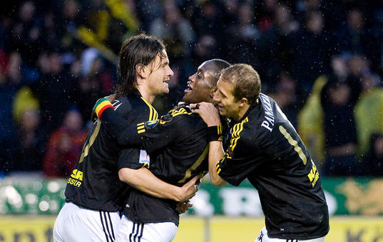 Iván Obolo, Saihou Jagne och Kenny Pavey,  jubel