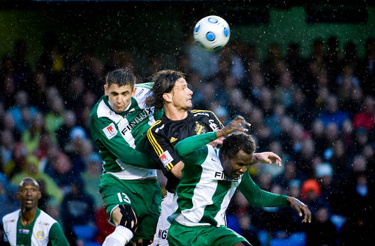 Iván Obolo, AIK mellan Igor Armas och Monday James,