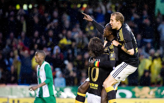 Iván Obolo, Saihou Jagne, och Kenny Pavey, AIK jubel