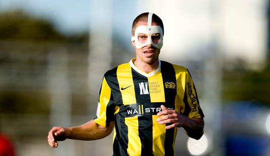 Mattias Östberg,  med en mask, näsben