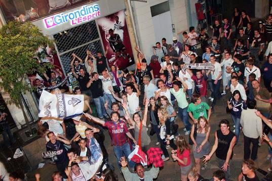 Glädje, jubel, fest på Rue Sainte Catherine i Bordeaux