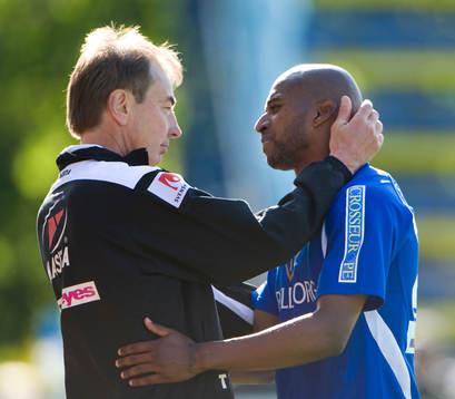 Tom Prahl, tränare, Trelleborg kramar om hjälten Paulino