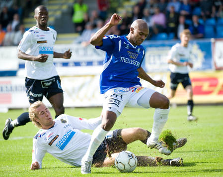Matchhjälten Paulino Lopes Tavares glider förbi Daniel