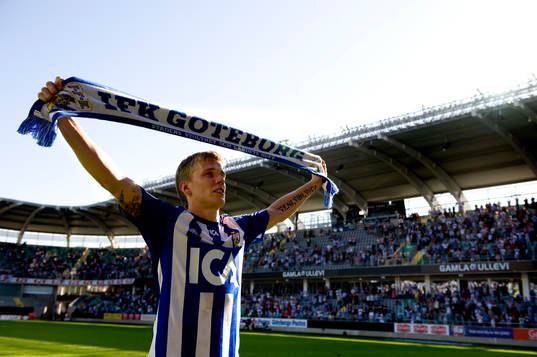 Pontus Wernbloom, håller en halsduk