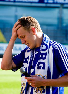 Pontus Wernbloom, håller tal i en mikrofon