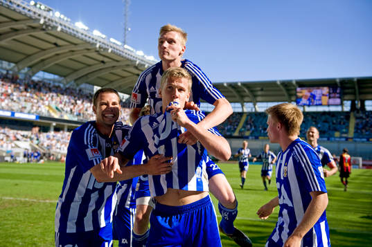 Pontus Wernbloom,  jubel, kysser klubbmärket i sin sista
