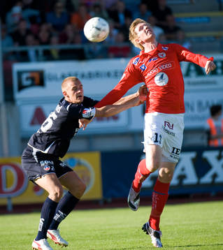 Joel Ekstrand knuffar undan David Elm