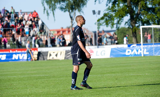 Henrik Larsson lämnar plan